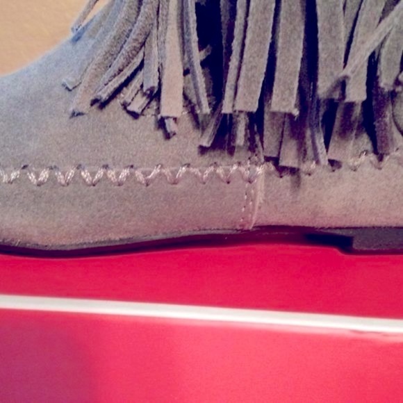 LAUREN CONRAD FRINGE FASHION GRAY BOOTS - Picture 2 of 7